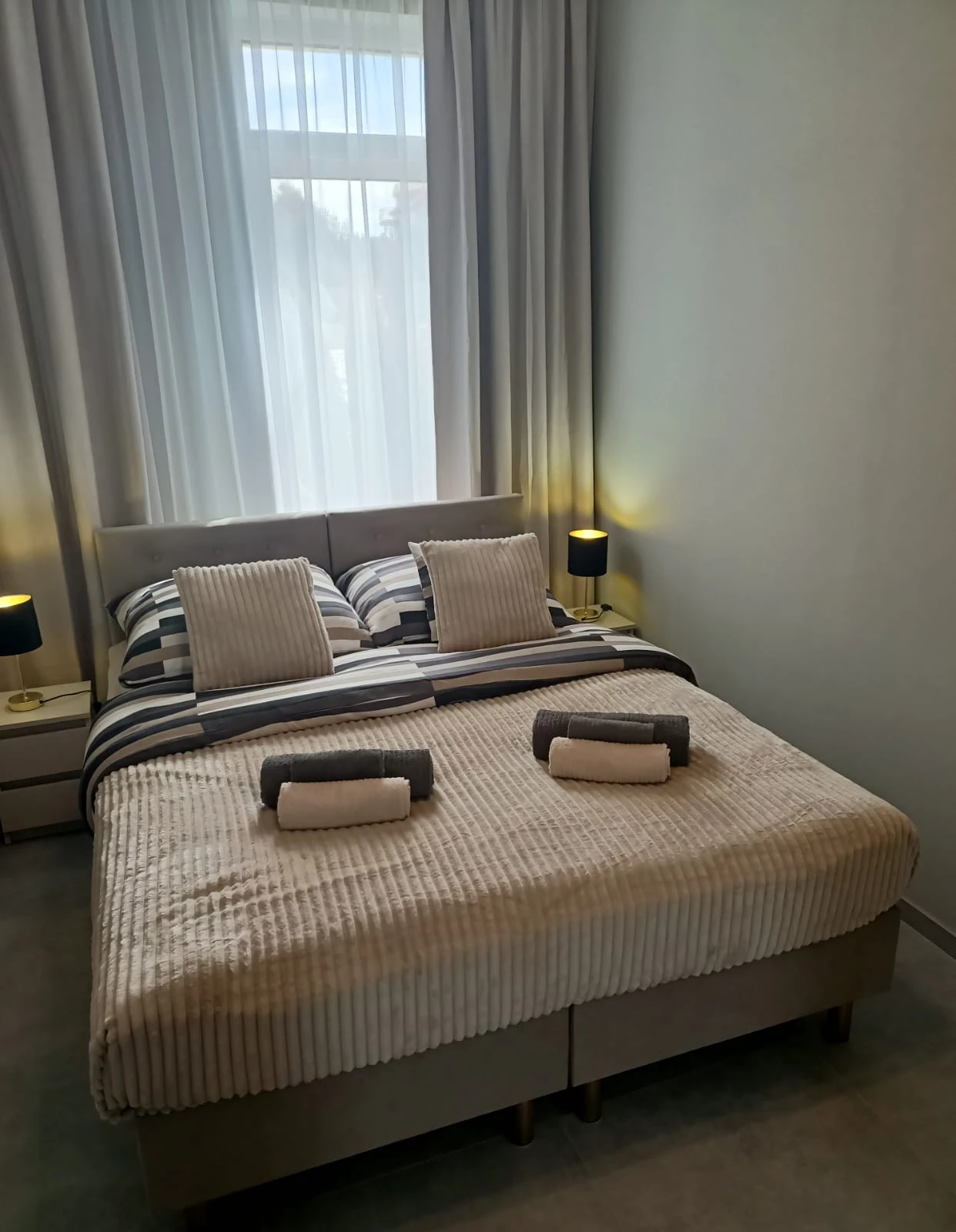 Złote lustro i dekoracyjna ściana lamelowa — wnętrze apartamentu na wynajem Ustronie Morskie