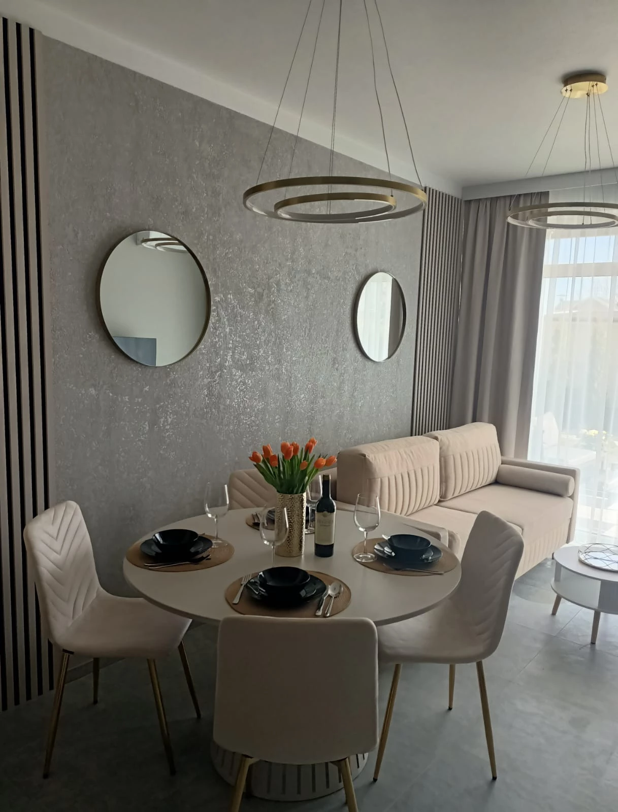 Prywatny taras apartamentu — sofa wypoczynkowa i meble ogrodowe, wynajem Ustronie Morskie